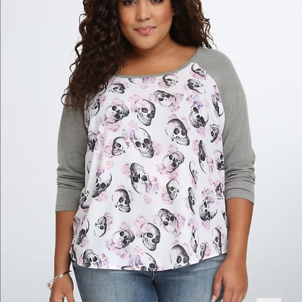 TORRID SKULL RAGLAN TEE SIZE 4